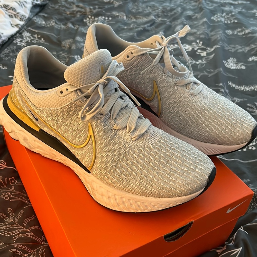Nike Infinity 3 Flyknit Running Shoes size 11